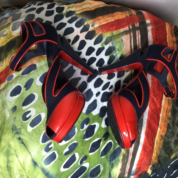 Chanel 38 Red Patent Leather & Black Fabric 7.5 - Picture 5 of 16